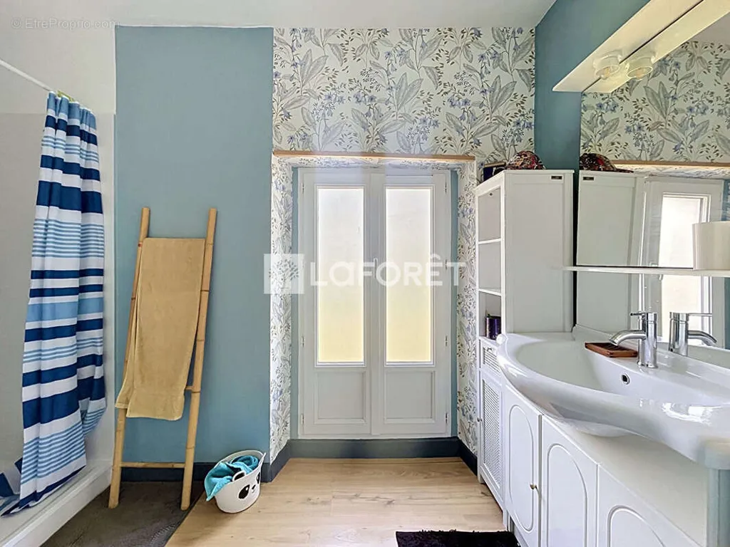 Salles de bain - Maison de Caractère en Pierre avec Jardin à Redon