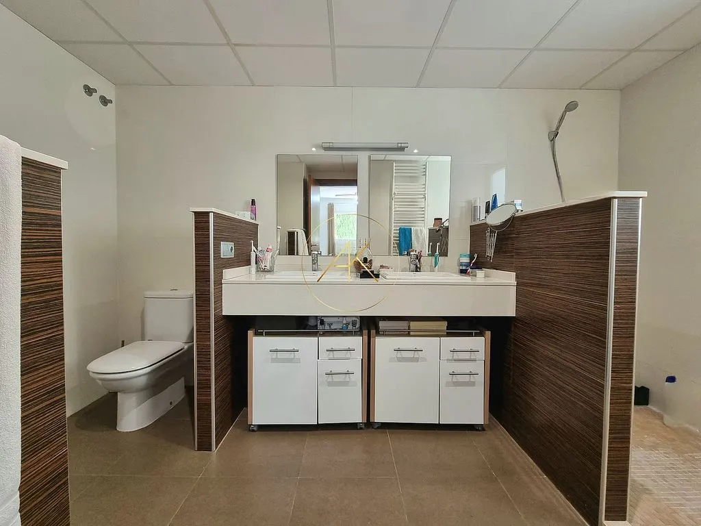 Bathrooms - Chalet with Pool and Terrace in Torre en Conill