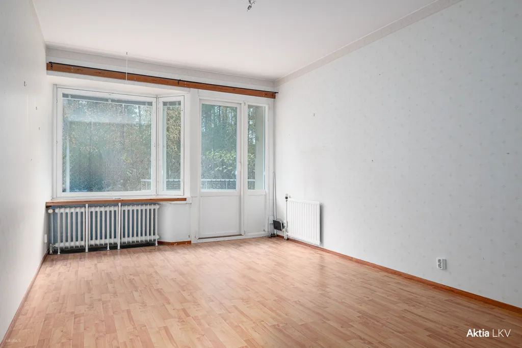 Pièces - Two-Room Apartment with South-Facing Balcony in Centre