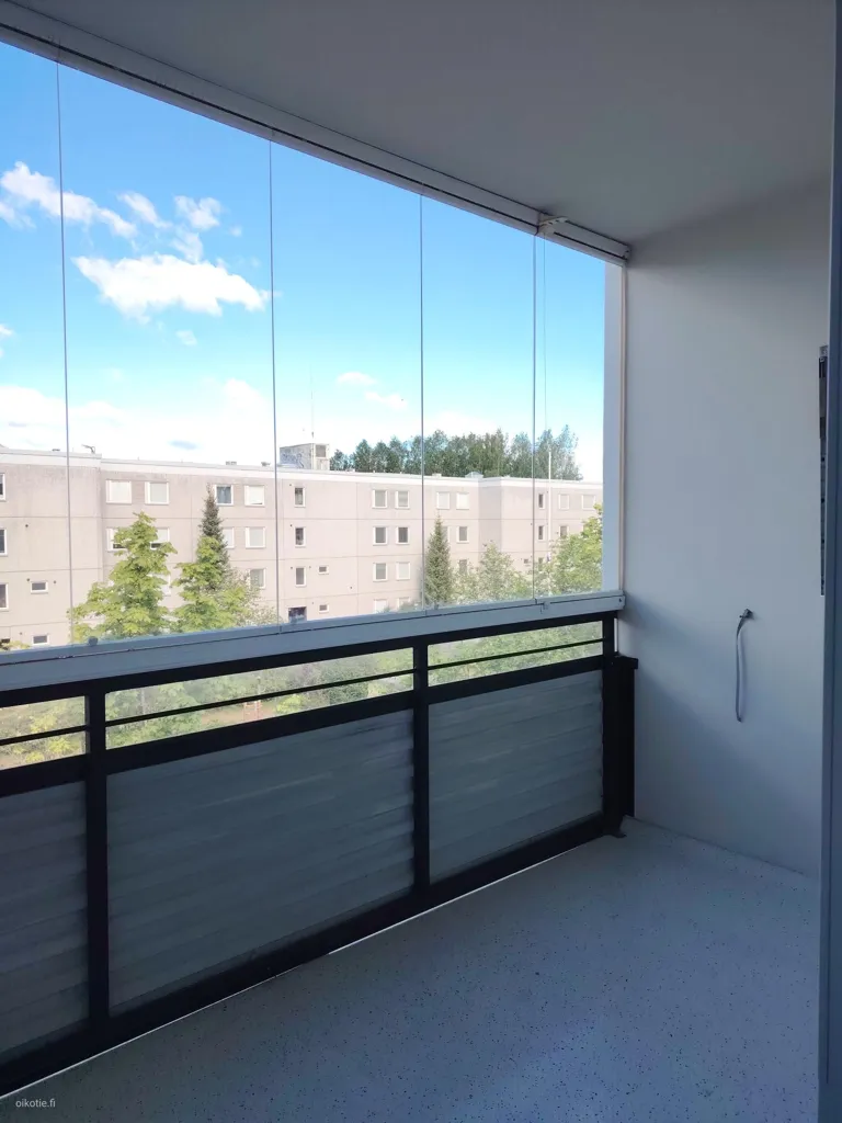 Balcon - 3-Bedroom Apartment with Balcony in Central Location