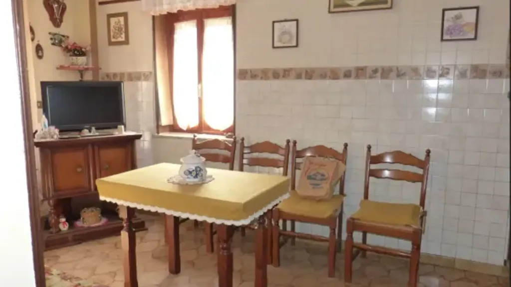Salle à manger - Rustic Property with Garden in Cervere