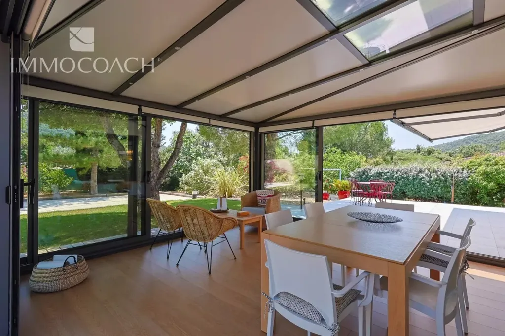 Terrasse - Villa Récemment Construite avec Piscine à Hyères