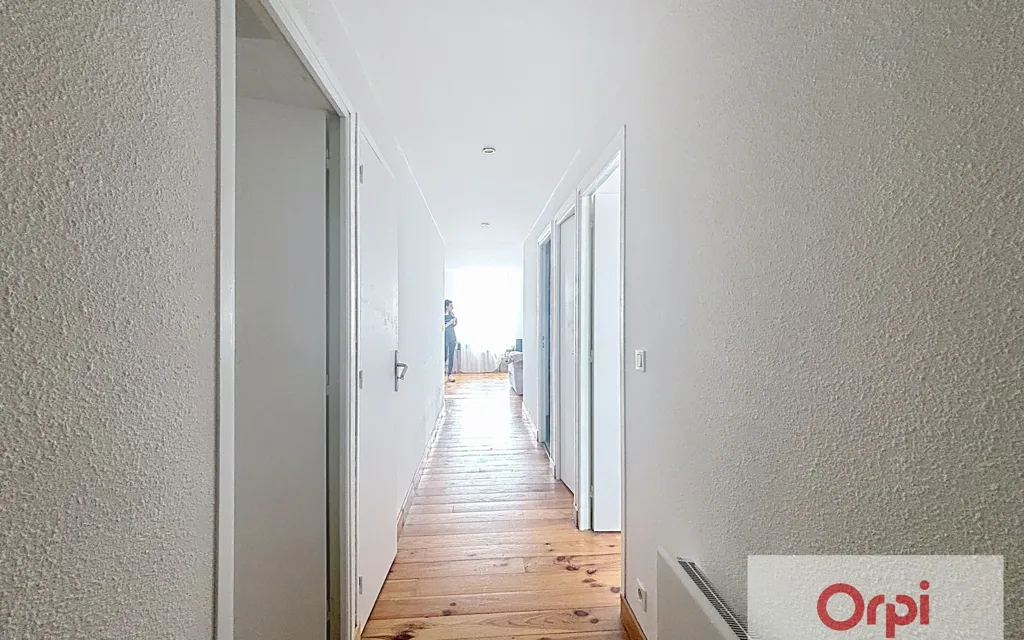 Entrée - Appartement T3 avec Balcon en Centre-Ville de Commentry