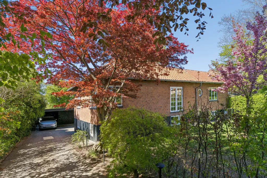 Garden - Charming Brick Villa with Terrace in Birkerød