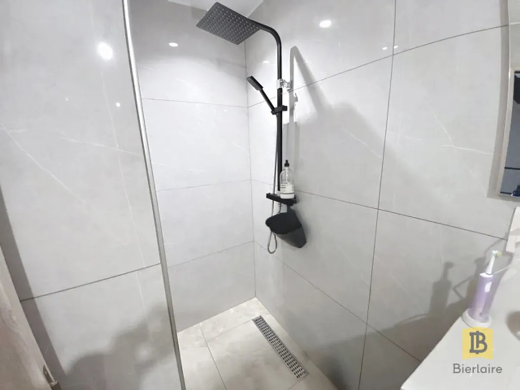 Salles de bain - Maison Récemment Construite avec Terrasse à Saint-Ghislain