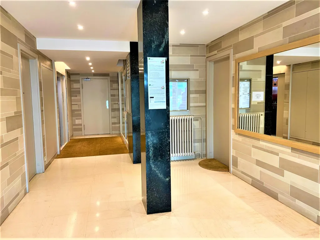 Hallway - Refurbished Apartment with Garden View in Garches