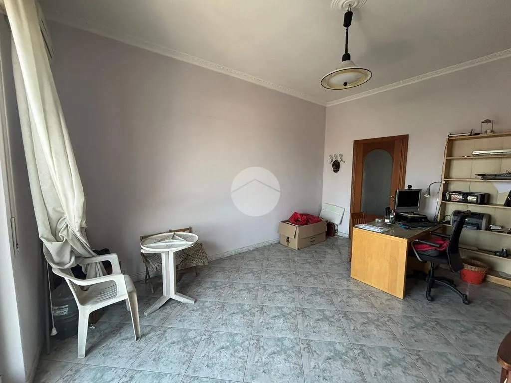 Bureau - 3-Bedroom Apartment with Balcony in Naples