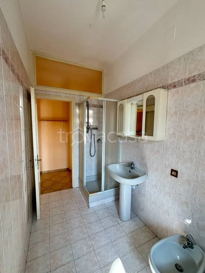 Salles de bain - Modernised 2-Bed Flat with Balcony in Pinerolo