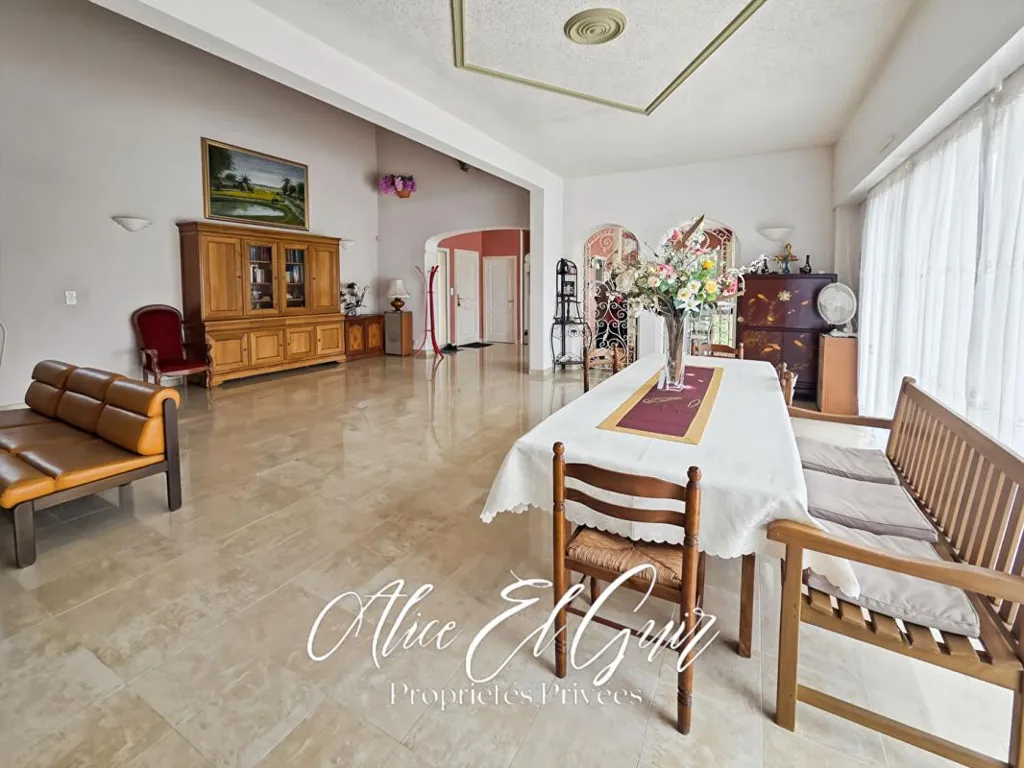 Dining Room - Architectural House with Pool in Carcassonne