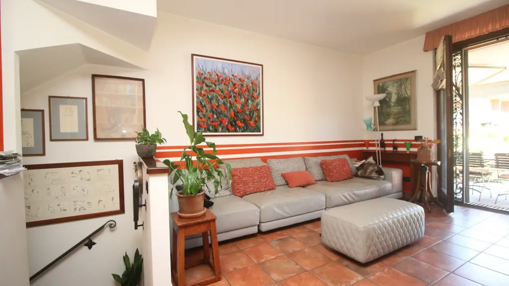 Soggiorno - Semi-detached Villa with Private Garden in San Fermo