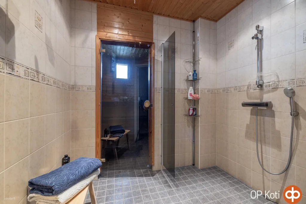 Salles de bain - Detached House with Sauna on Large Plot in Suburb