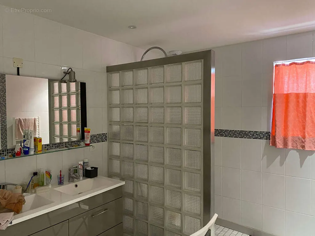 Salles de bain - Maison Rénovée avec Terrasse à Lons