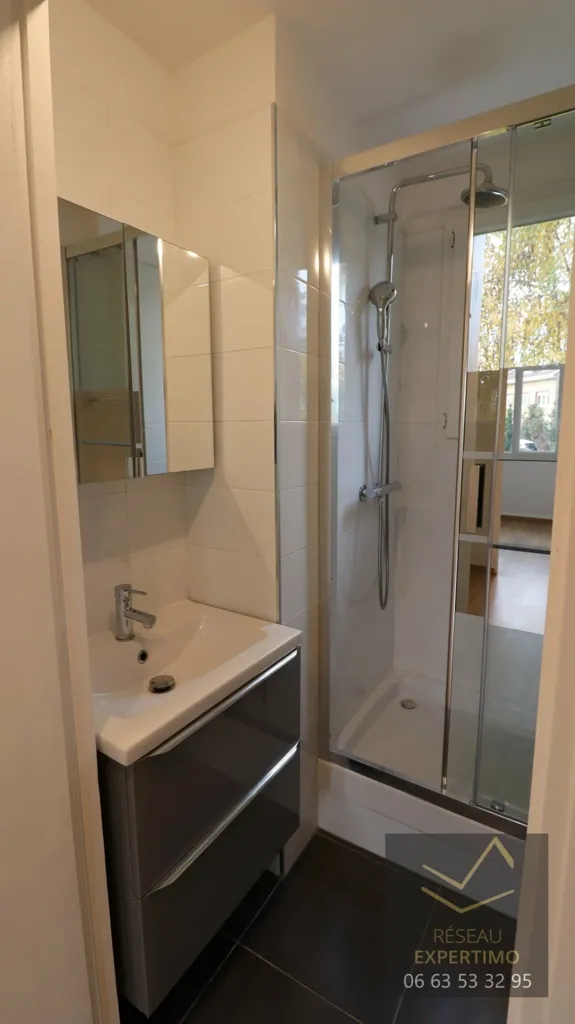Bathrooms - Bright 3-Bed Flat with Eiffel View in Clamart