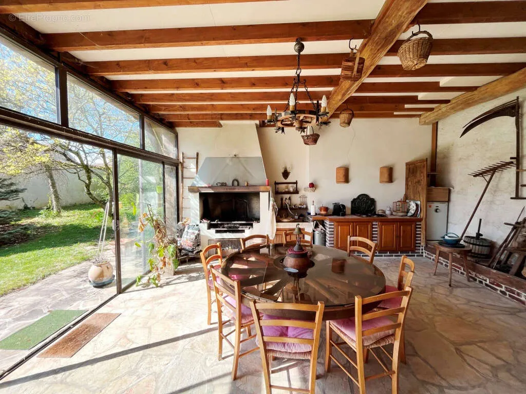 Söögituba - Charming Two-Home Property with Garden in Sens