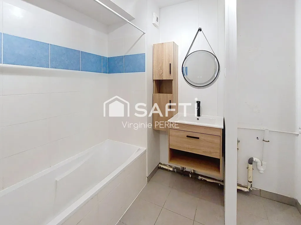 Bathrooms - 3-Bedroom Apartment with Terrace in Royan