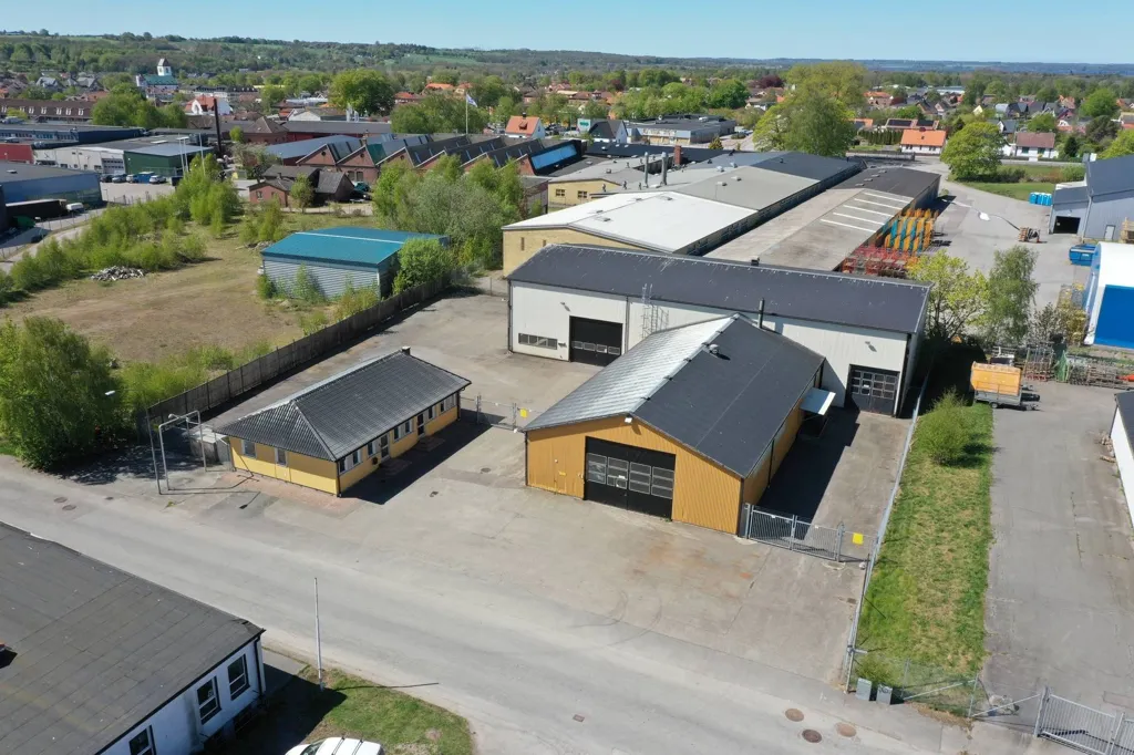 Õhuvaade - Industrial Property with Large Hall in Central Hörby