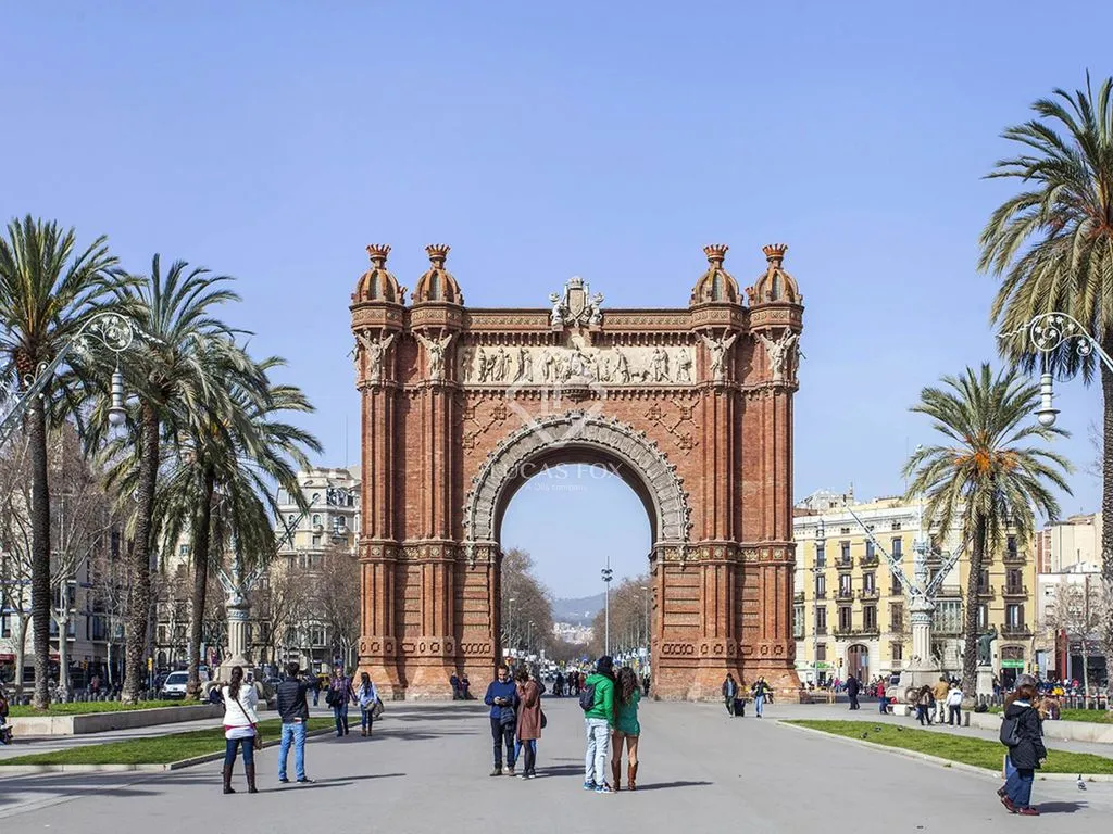 Luxury Apartment with Historic Character in Eixample Right