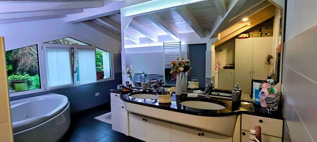 Salles de bain - Luxury Villa with Pool in Castronno