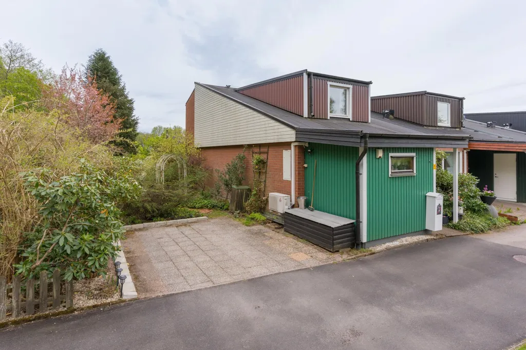 Välivaade - Terraced House with Corner Plot in Borås