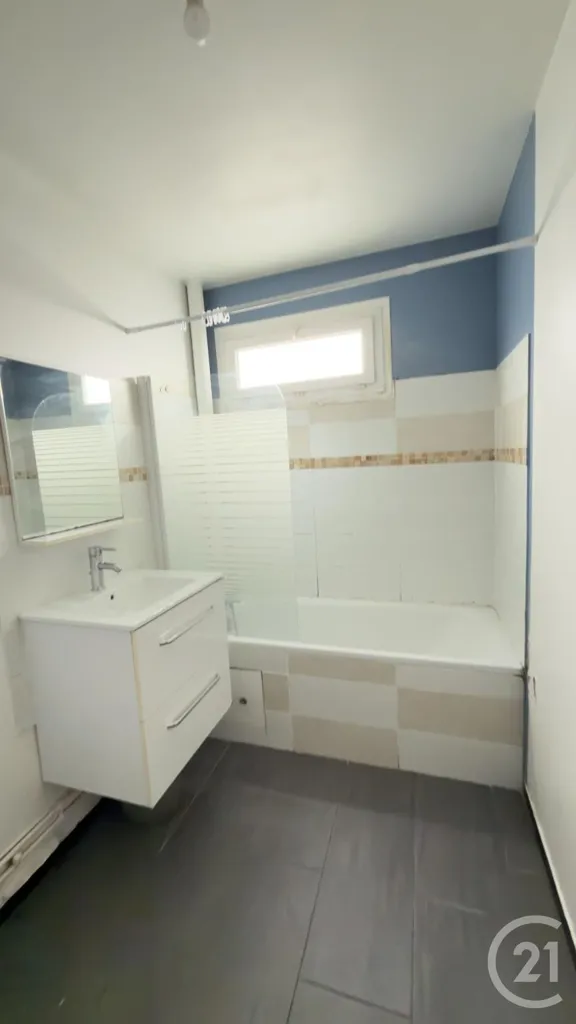 Vannitoad - 2-Bedroom Flat with Balcony in Évry