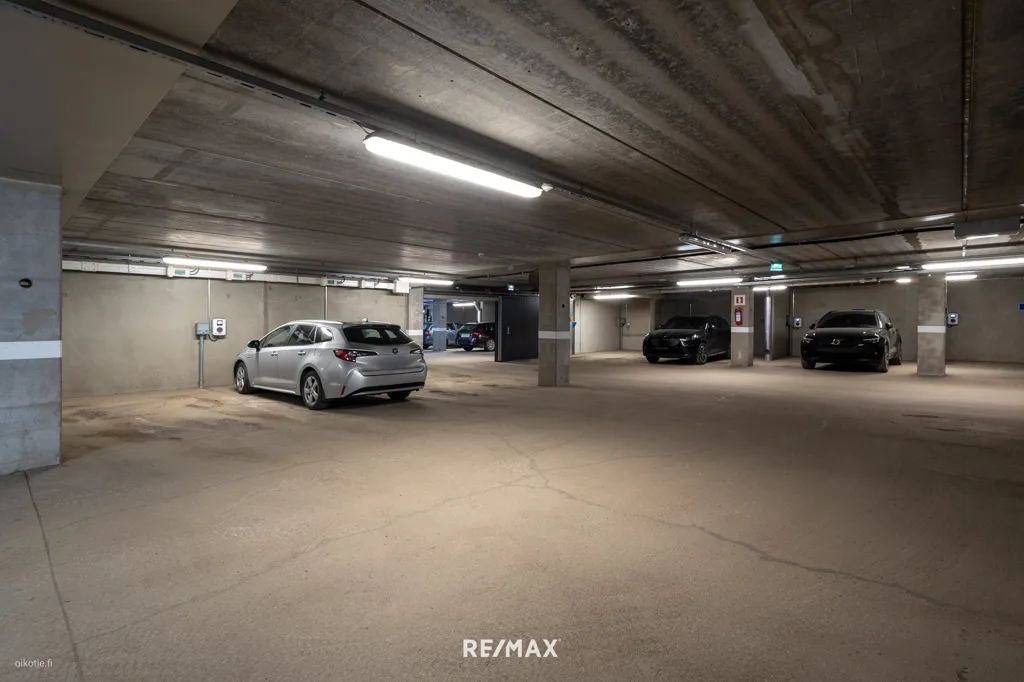 Garage - Modern Apartment with West-Facing Terrace in Länsi-Pasila