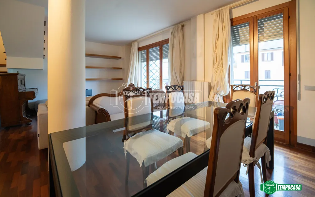 Salle à manger - Mansard Apartment with Balcony in Mariano Comense