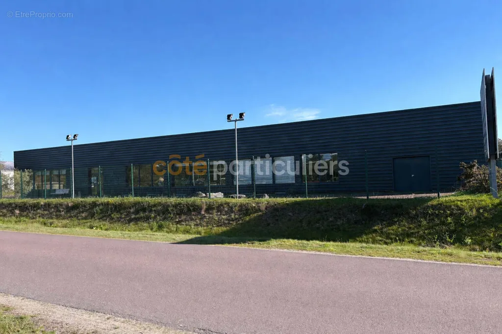 Välivaade - Commercial Building with High Visibility on Busy Road