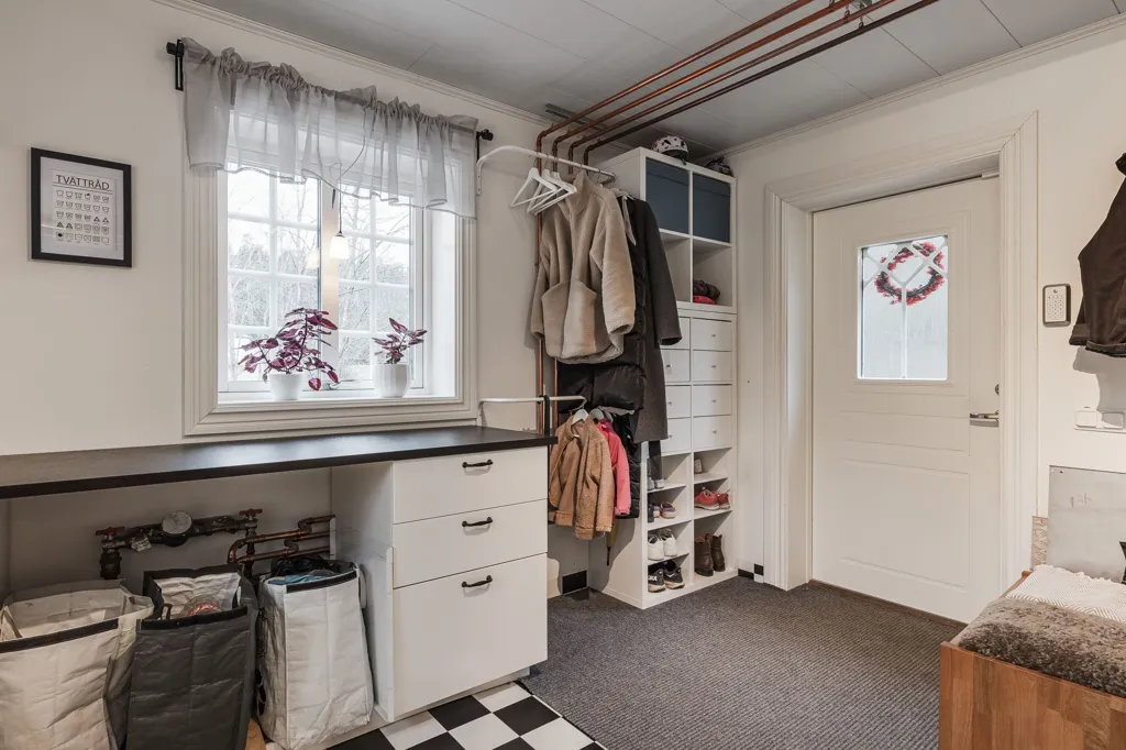 Pesuköök - Spacious Villa with Large Garage in Kisa