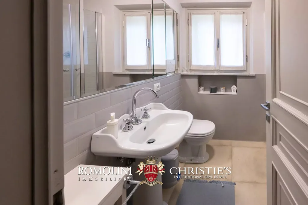 Bathrooms - Villa with Pool and Olive Grove in Sinalunga, Tuscany