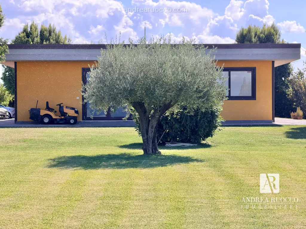 Jardin - Semi-Detached Villa with Office in Paestum