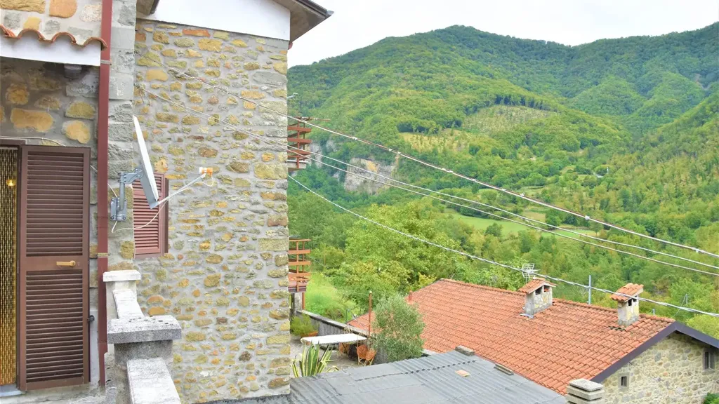 Rõdu - Rustic House with Terraced Garden in Comano