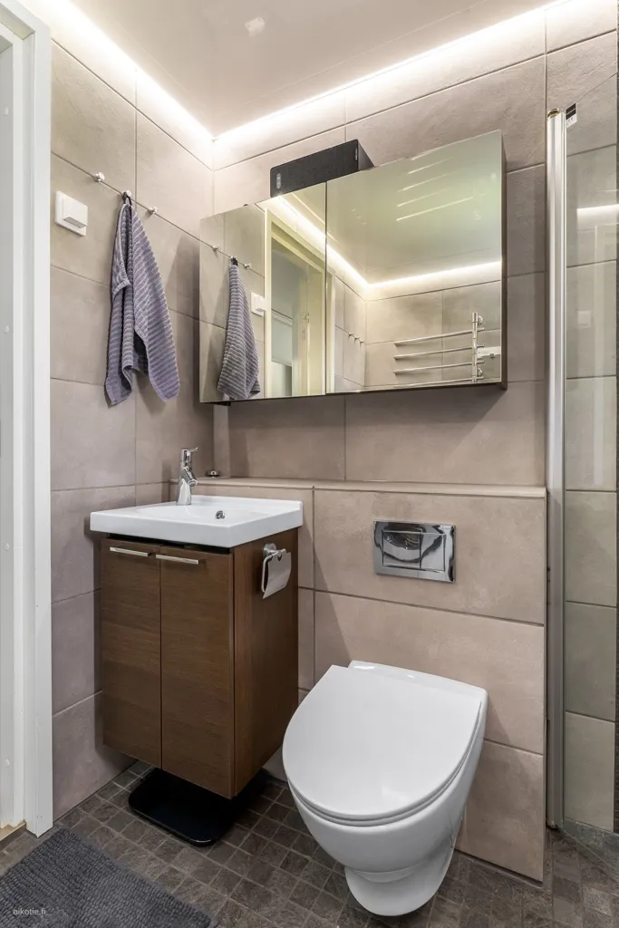 Salles de bain - Modernised Apartment with Sauna in Leppävaara, Espoo