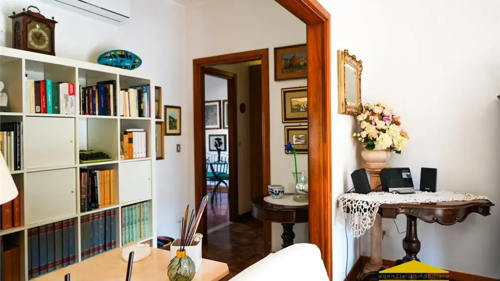 Bureau - Apartment with Castle View in Massa