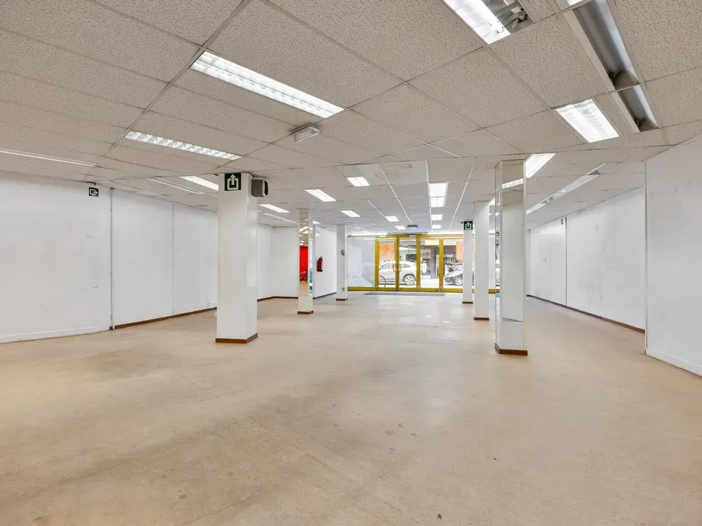 Pièces - Commerce avec Magasin dans le Centre de Lommel