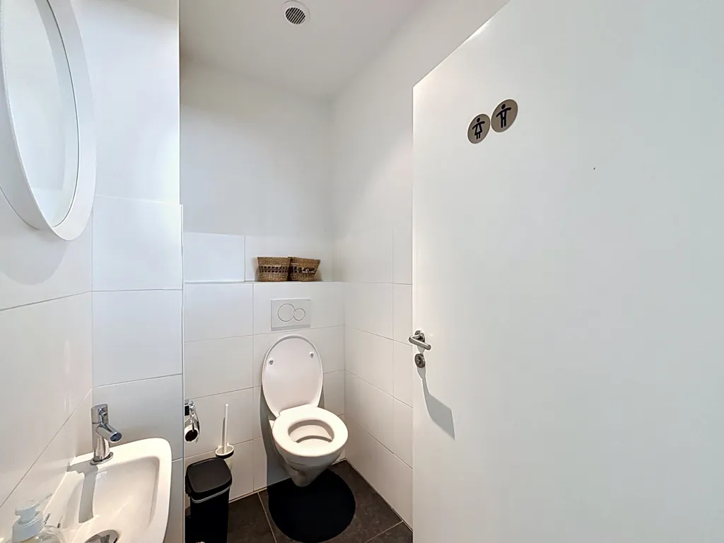 Salles de bain - Bureau Rénové avec Terrasse à Elsene