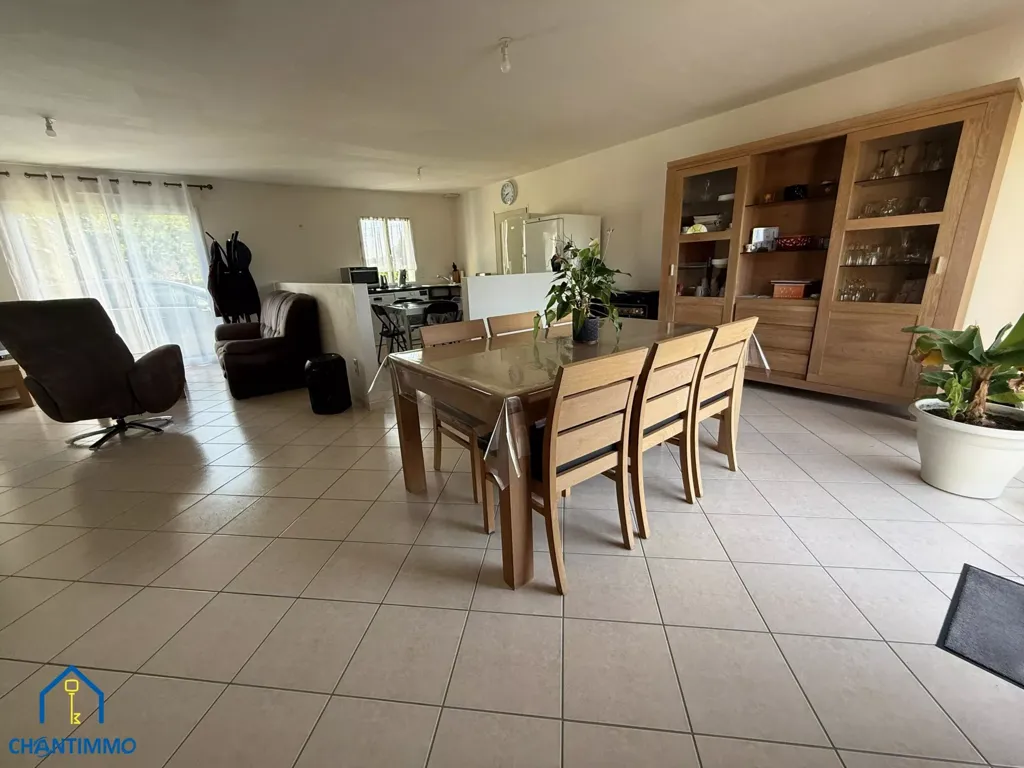 Söögituba - Charming Bungalow with Large Garden in Sought-After Area