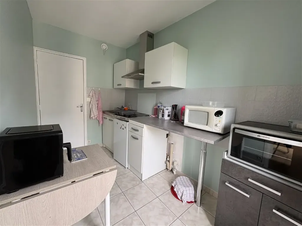 Köök - 1-Bedroom Apartment with Balcony in Châteauroux