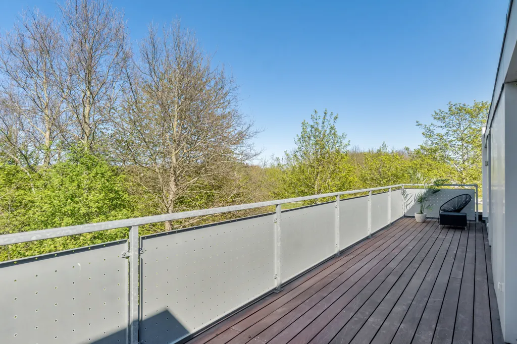 Balcon - Villa with Garden and Forest View in Trekroner