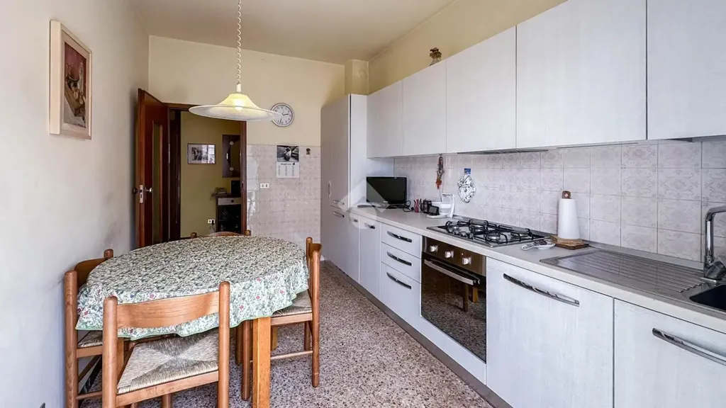 Cuisine - Three-Bedroom Apartment with Balcony in Carpi