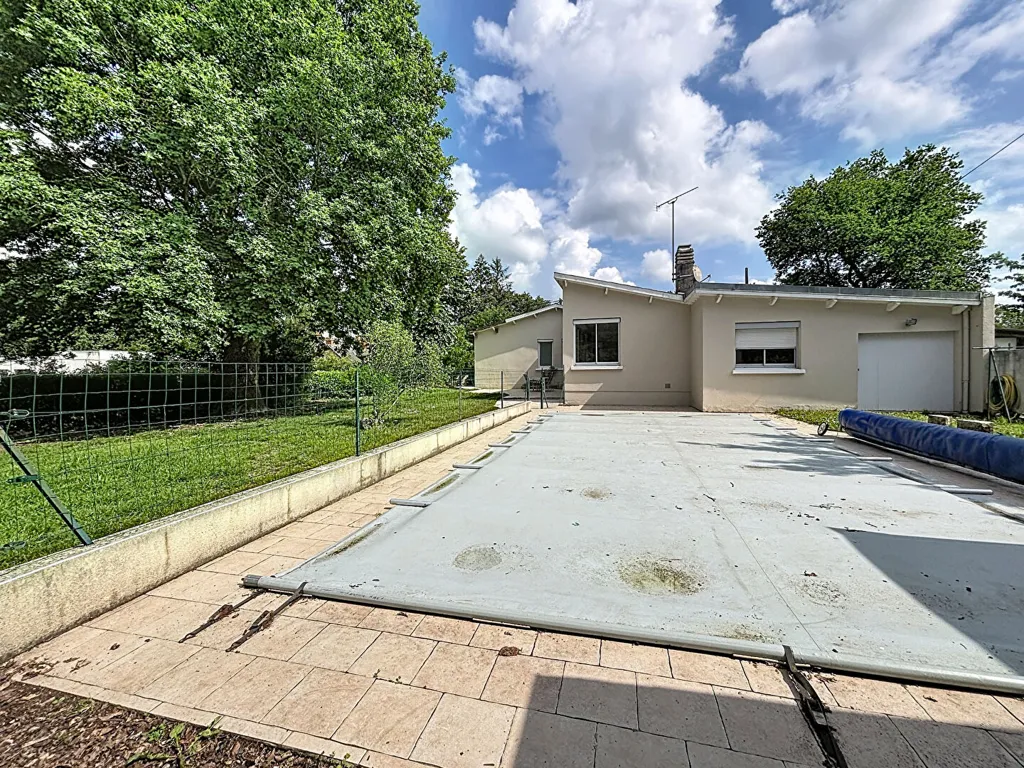 Extérieur - Maison des Années 30 avec Piscine à Sucé-sur-Erdre