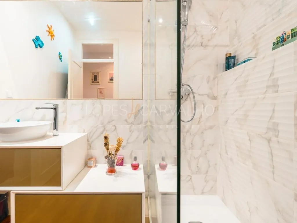 Vannitoad - Luxury Apartment with High Ceilings in Lisbon