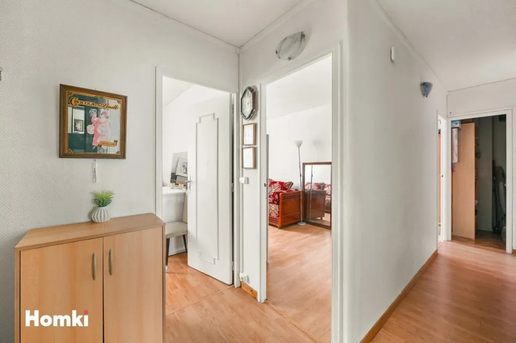 Hallway - 4-Bed Apartment with Private Parking in Valenton