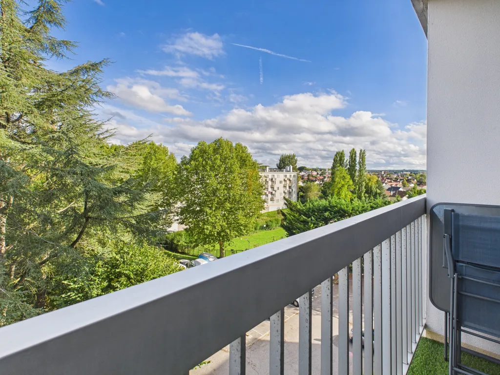 Balcone - Bright 2-Bed Flat with Garden View in Chelles