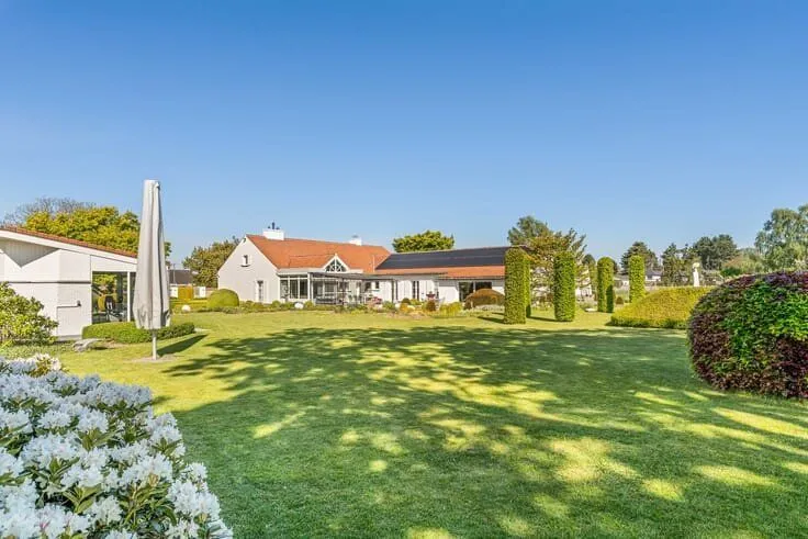 Jardin - Villa avec Piscine Intérieure dans un Cadre Vert