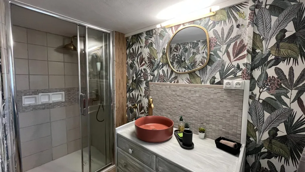 Salles de bain - Maison Rénovée avec Balcon à Cortevaix