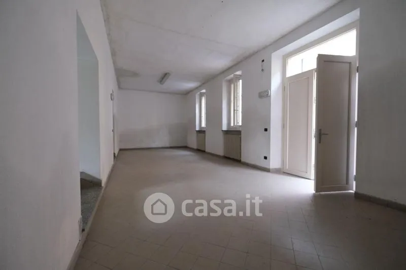 Toad - Commercial Space with Garden in Asti