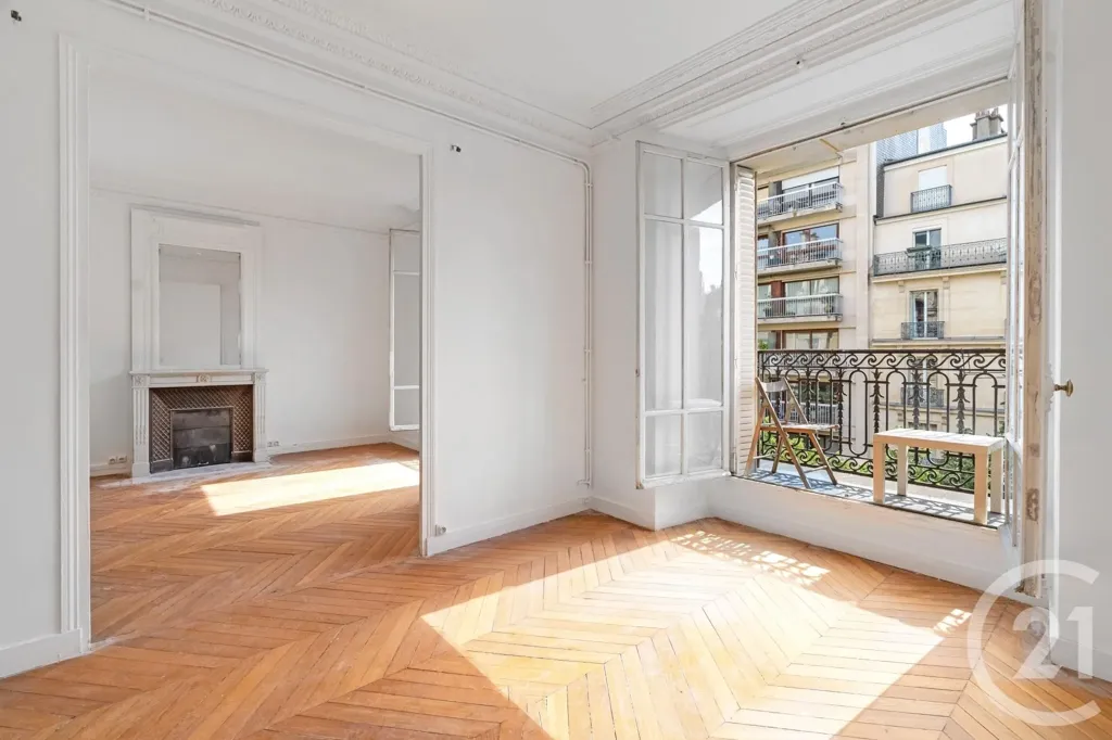 Séjour - Appartement Classique avec Balcons à Montmartre