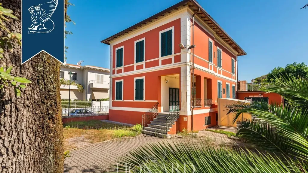 Exterior - Central Villa for Renovation in Forte dei Marmi