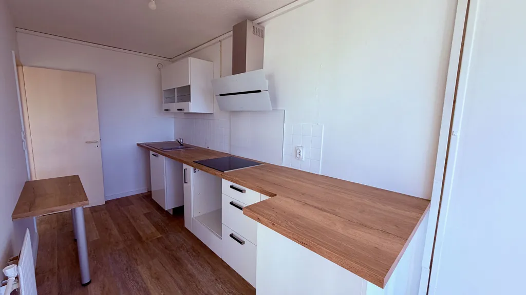 Kitchen - 4-Piece Apartment with Parking in Talence