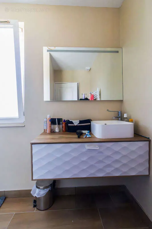 Salles de bain - Maison familiale avec jardin à Sequedin